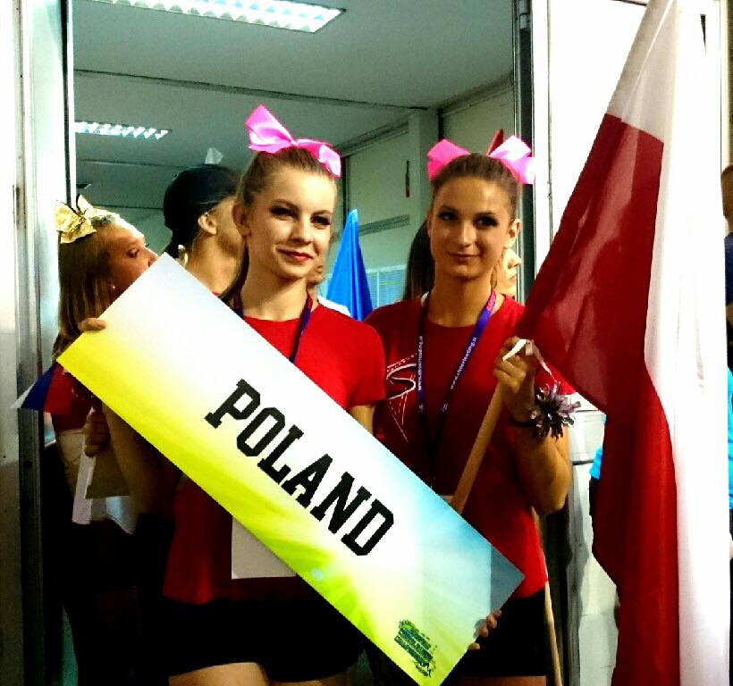 cheerleaderki z flagą polski i napisem Poland