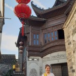 Małgorzata Wrońska przy chińskim budynku