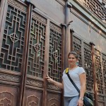 Małgorzata Wrońska pozuje do zdjęcia, w tle chińskie drzwi