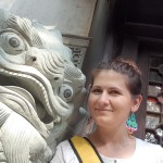 Małgorzata Wrońska z chińskim posągiem