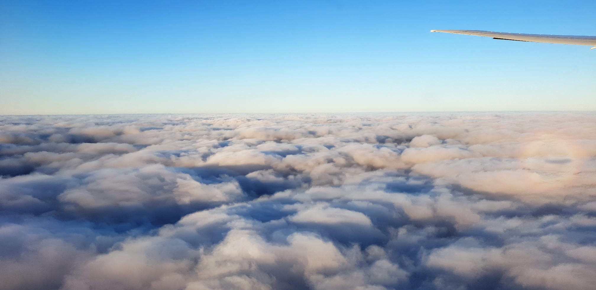 widok nieba z samolotu