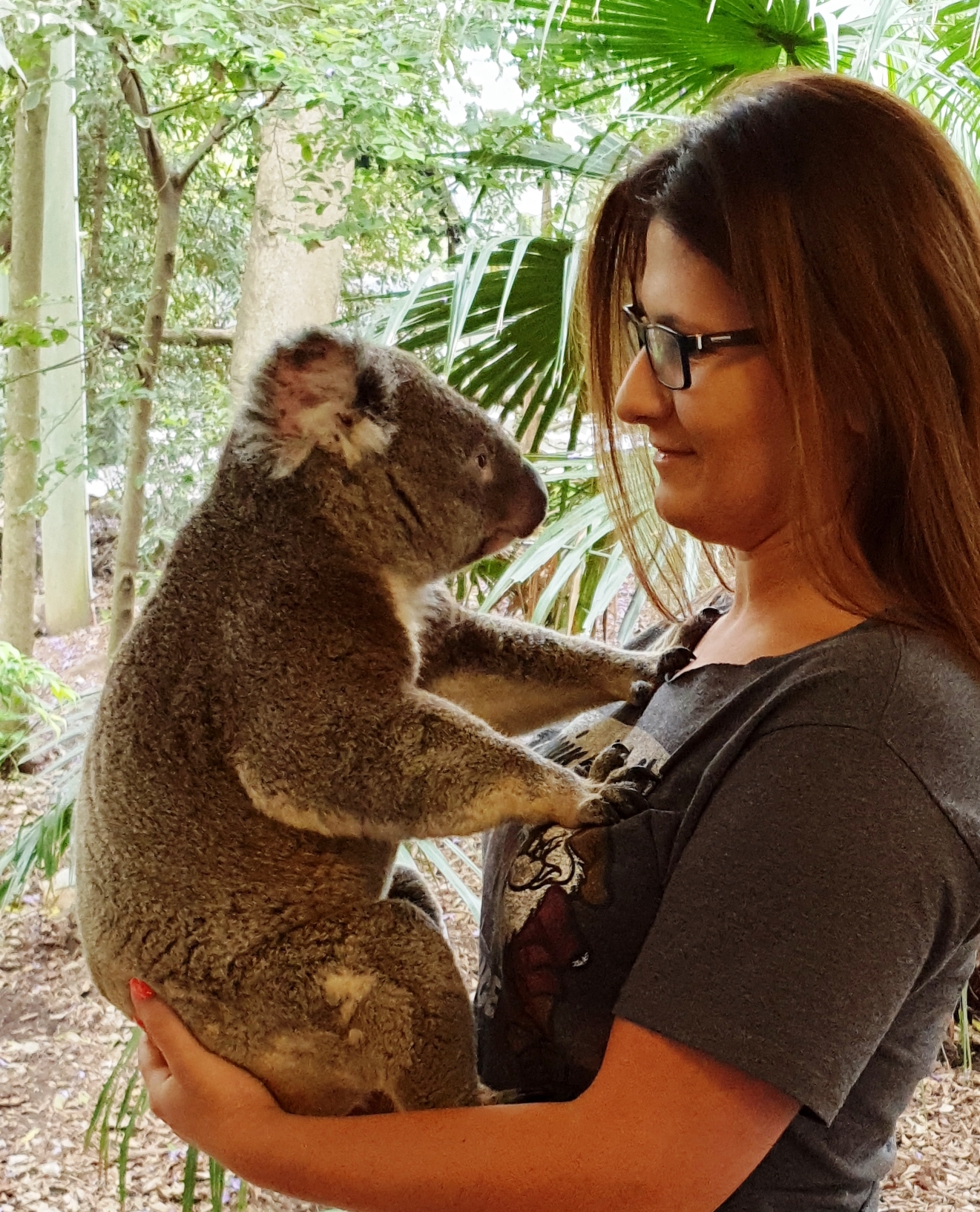 Małgorzata Wrońska trzyma na rękach misia koala