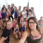 grupa dziewczynek z instruktorkami tańca