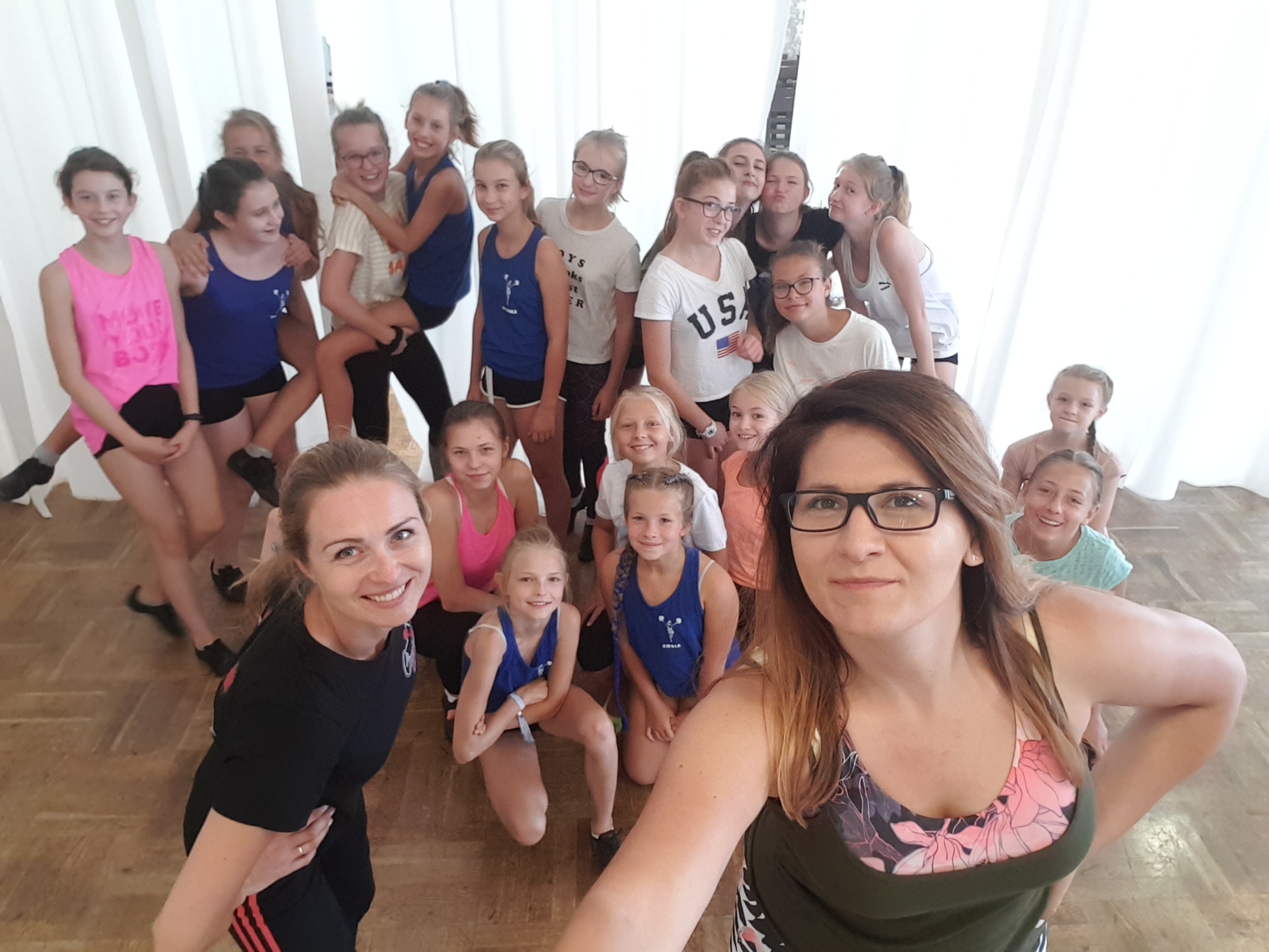 grupa dziewczynek z instruktorkami tańca