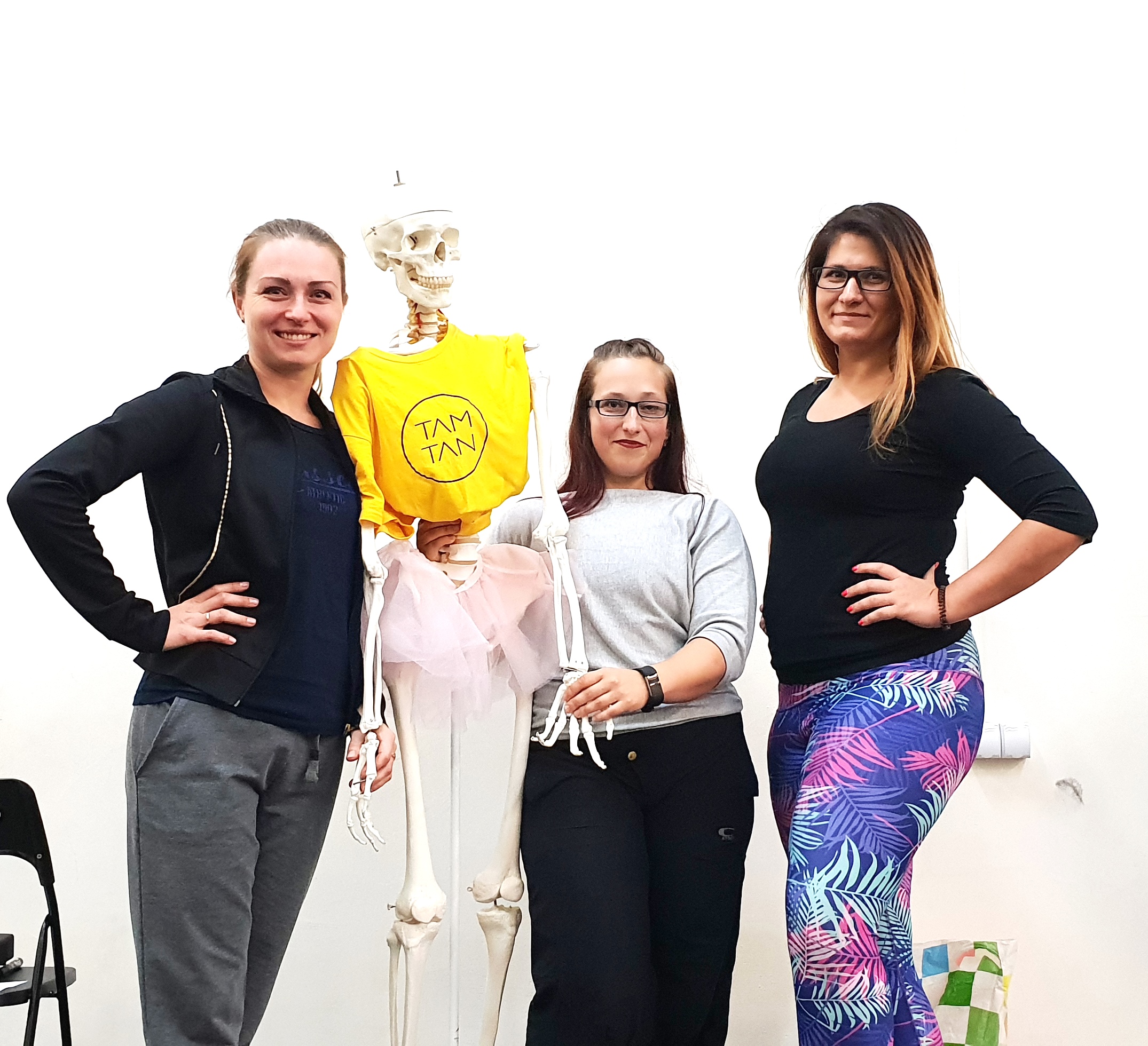 trzy kobiety z ludzkim szkieletem anatomia