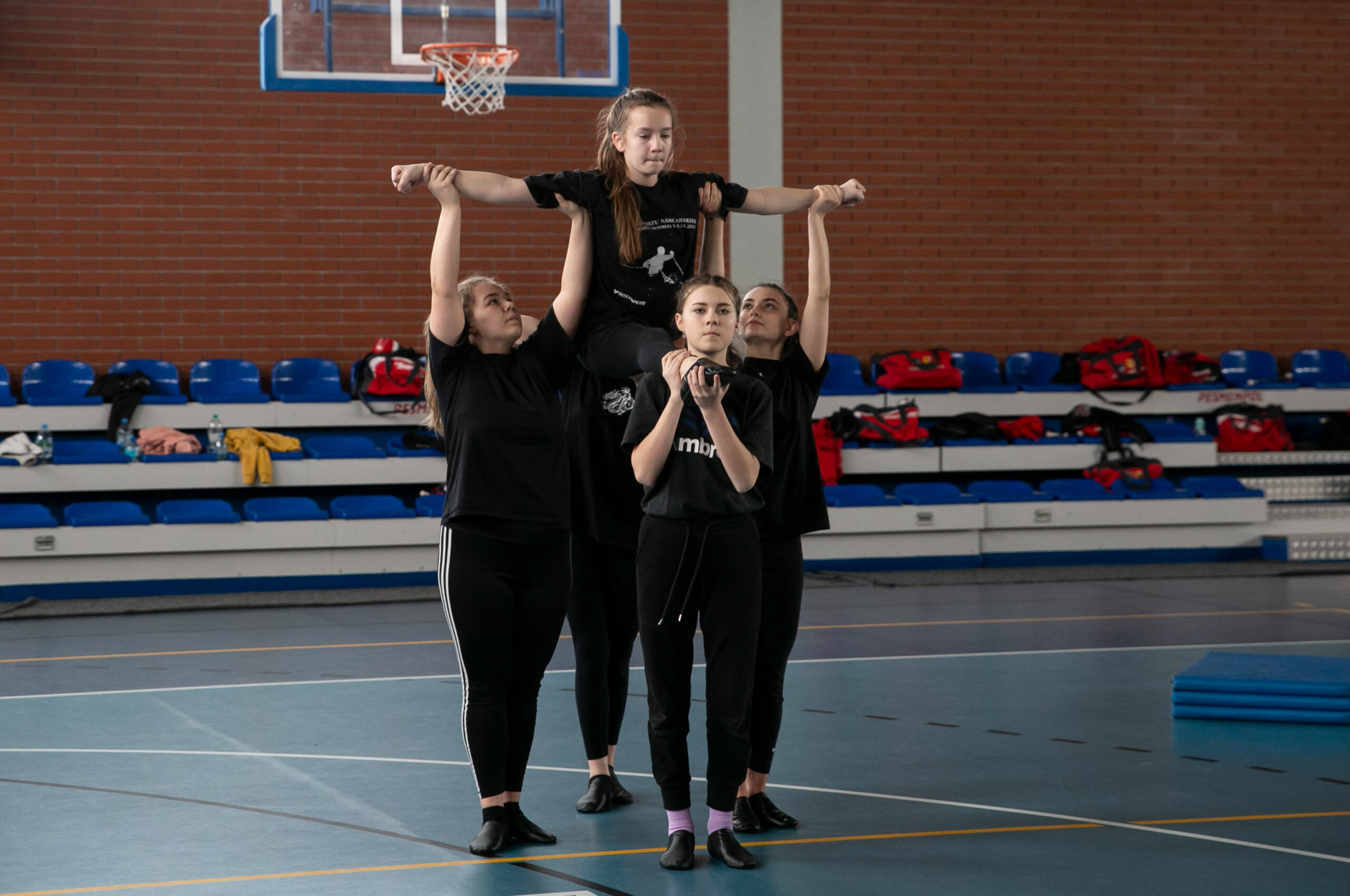 Grupa cheerleaderek wykonująca podnoszenie w szpagacie Warsztaty dla mazoretek i cheerleaderek w Lesznie