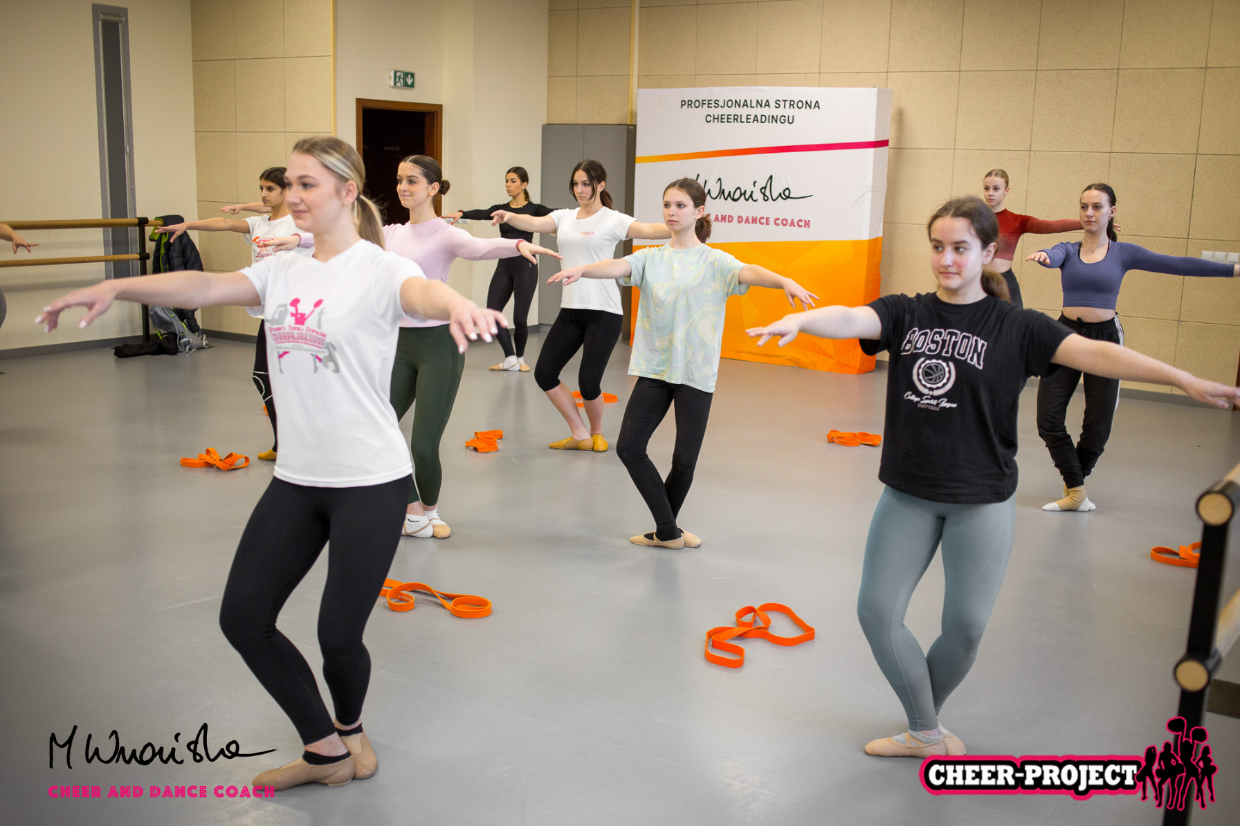 tancerki ćwiczą pozycje baletowe
