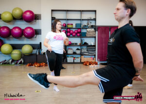 szkolenie na temat pozycji stóp oraz nóg w cheerleadingu sportowym