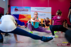 Joanna Ciepielowska prezentująca ćwiczenia z rozciągania i gibkości