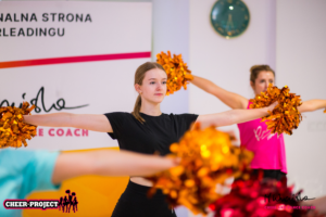 kursantki z pomponami cheerleaders w pozycji rąk T