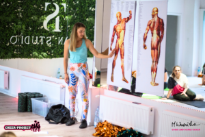 Anna Kamińska w trakcie prezentowania poszczególnych mięśni na plakatach 