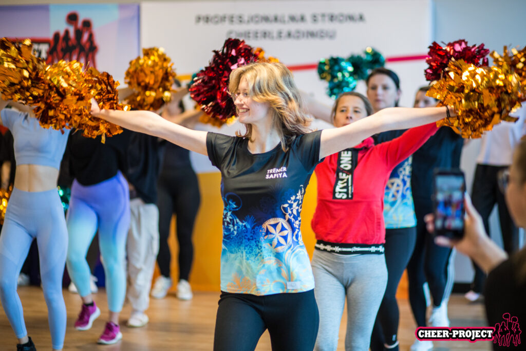 grupa uczestników szkolenia podczas treningu arm motion w liniach