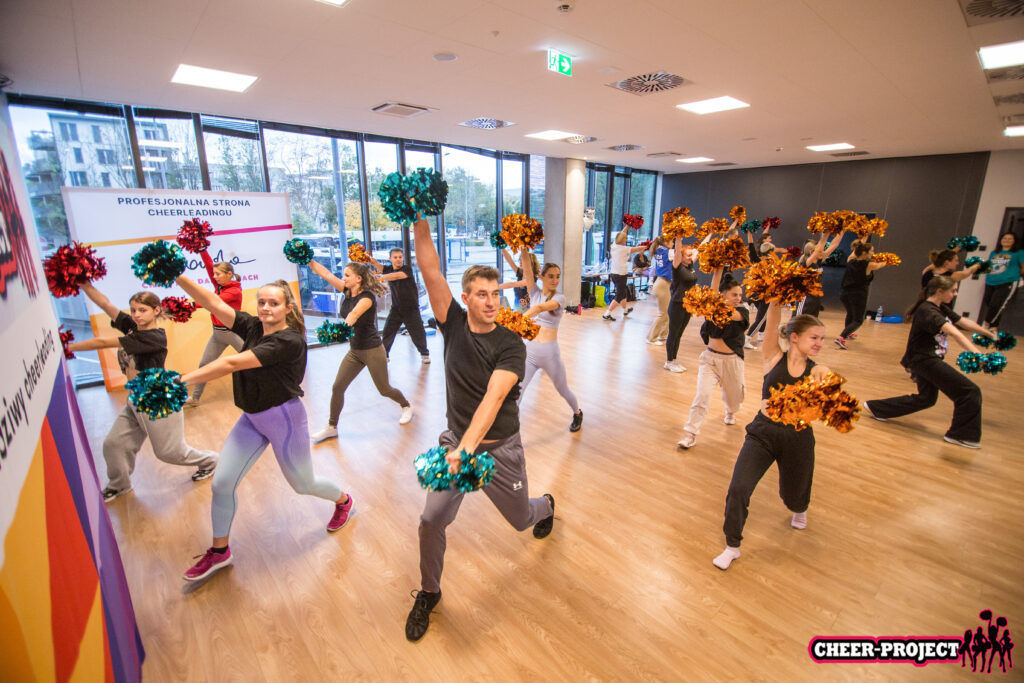 układ taneczny uczestników kursu cheer project basic z pomponami 