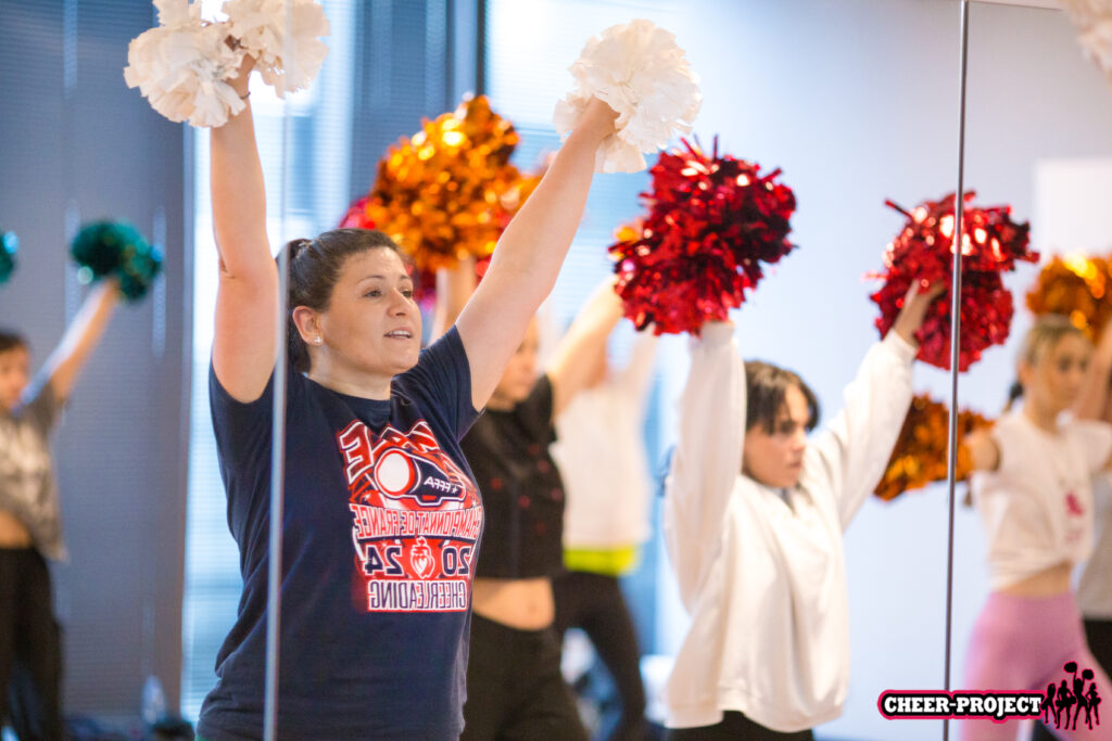 trenerka cheer project m wrońska z rękami w ustawieniu high v